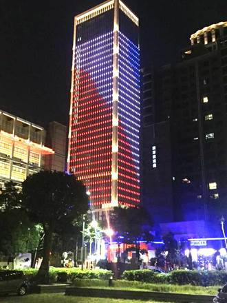中市地標建築聯聚中雍大廈 倒數燈光秀迎跨年