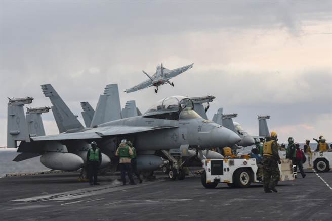 美国航空母舰杜鲁门号上的F/A-18F超级大黄蜂在10月下旬的北约演习中预备出任务。（图／美国海军）