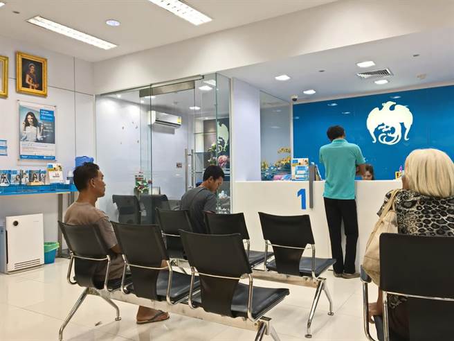 大妈银行抬屁股下秒直接「噗」 网笑翻：好有画面！(示意图/达志影像)