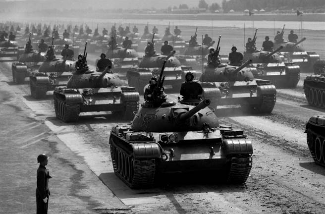 美国智库认为中共军队比较难以改变的弱点是缺乏实战经验。图为中共陆军59式坦克方队。（图／中新社）