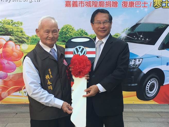 嘉義市城隍廟董事長賴永川（左）代表捐贈復康巴士，嘉義市長涂醒哲代表受贈。（廖素慧攝）