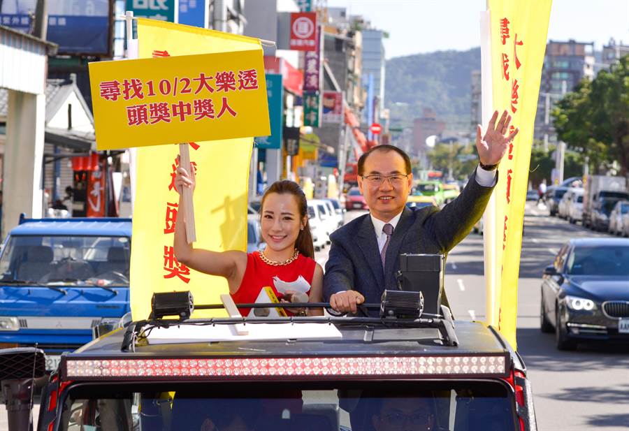 台彩總經理蔡國基（右）今日到基隆找億元大樂透中獎人（黃惠聆攝）