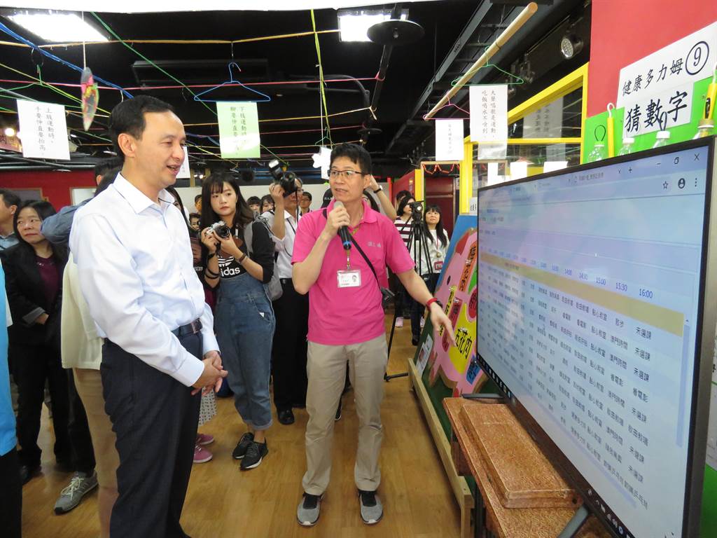 新北市長朱立倫22日上午10時許出席永和錸工場公共托老中心開幕活動，朱立倫（左一）參觀托老中心內設備。（葉書宏攝）