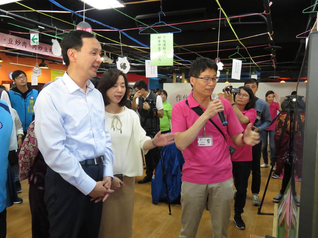 新北市長朱立倫22日上午10時許出席永和錸工場公共托老中心開幕活動，朱立倫（左一）參觀托老中心內設備。（葉書宏攝）