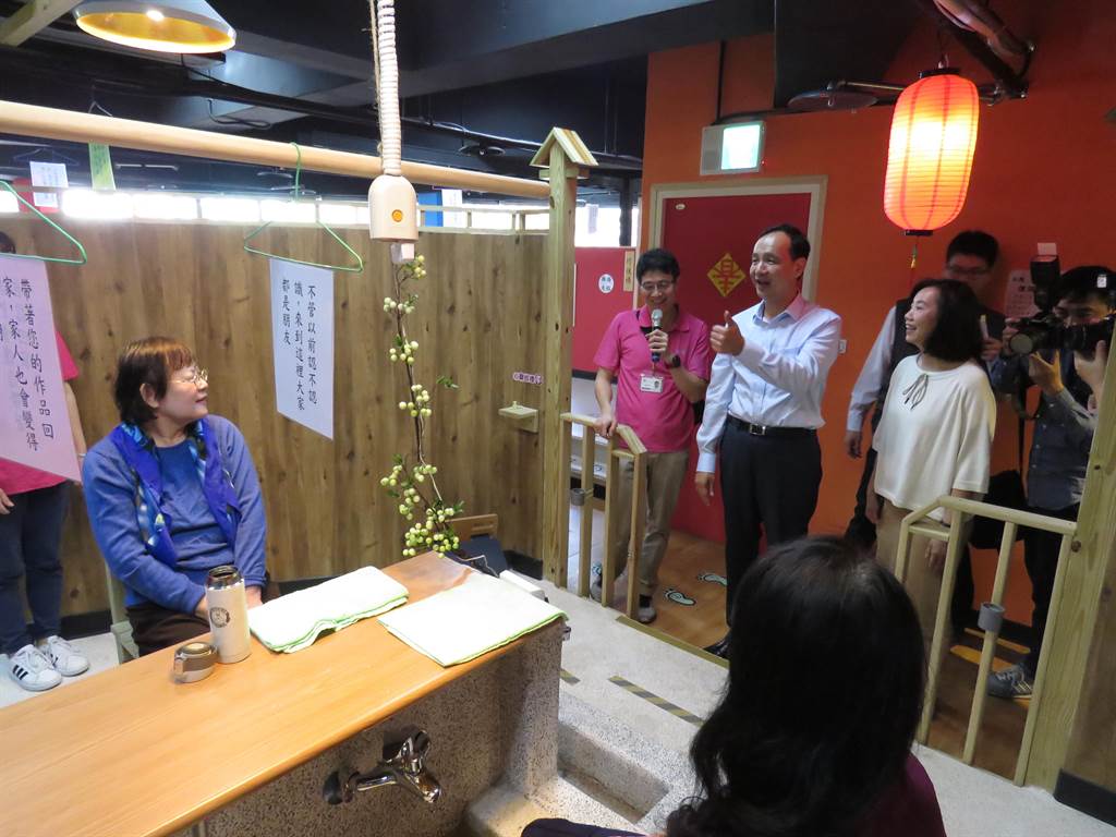 新北市長朱立倫22日上午10時許出席永和錸工場公共托老中心開幕活動，朱立倫（右二）參觀托老中心內設備。（葉書宏攝）