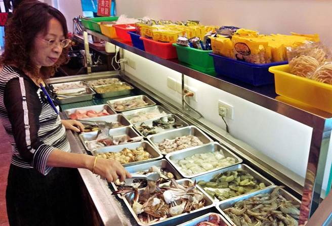 屏東市A-ONE吃到飽鴛鴦火鍋店最近剛開幕，各種高檔海鮮食材，讓饕客們盡情享用。（潘建志攝）