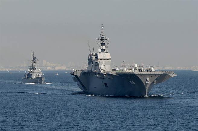 日本的出云级航母经过改装并搭载F-35B，将能打赢一场自己的福克兰战役。图为出云号航母与美军在东京湾内演练。（图／美国海军）