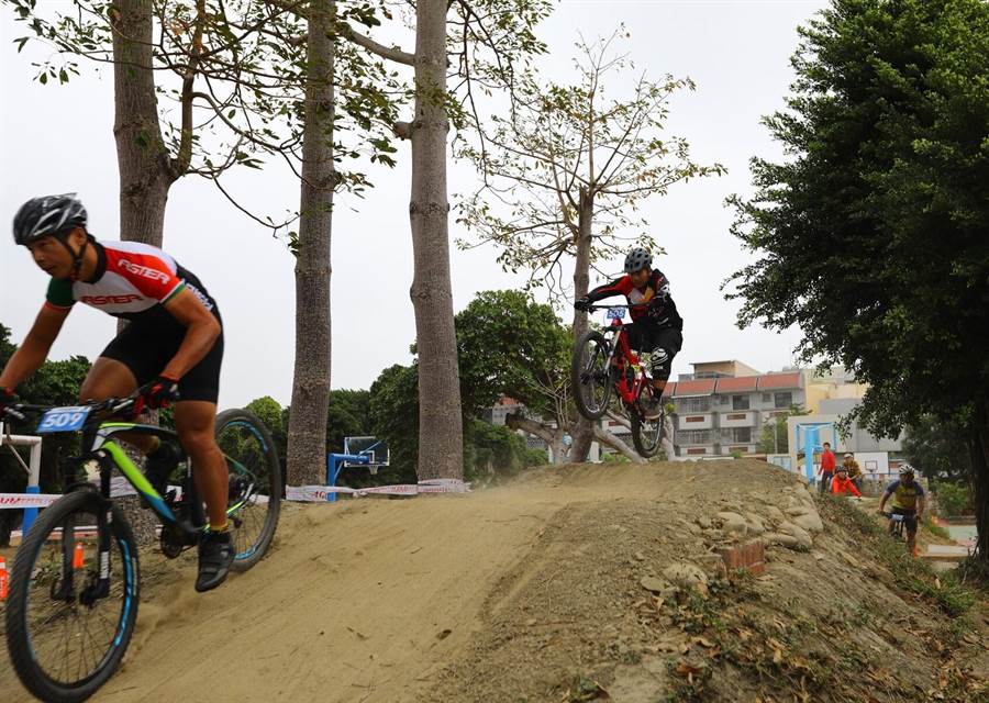 登山車越野淘汰賽XCE在日南國中登場，選手同場競技展現真功夫。（陳淑娥攝）
