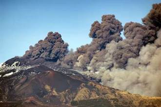 義大利埃特納火山噴發，附近機場一度關閉