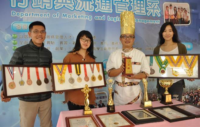 詹志強(右2)擁有豐富的比賽經驗與資歷，將繼續挑戰世界廚師A級賽事的IKA德國烹飪奧林匹克大賽，希望把台灣客家料理推向世界美食的殿堂。（謝瓊雲攝）