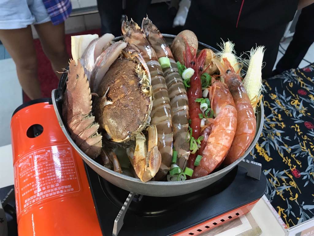 NiceBay尼斯灣海洋景觀餐廳推出的「萬惡漁夫鍋」，擁有黃金蟹、劍蝦、大明蝦等近10種海鮮，滿滿的好料塞滿整個鍋子，讓人直呼「太罪惡！」。（張穎齊攝）