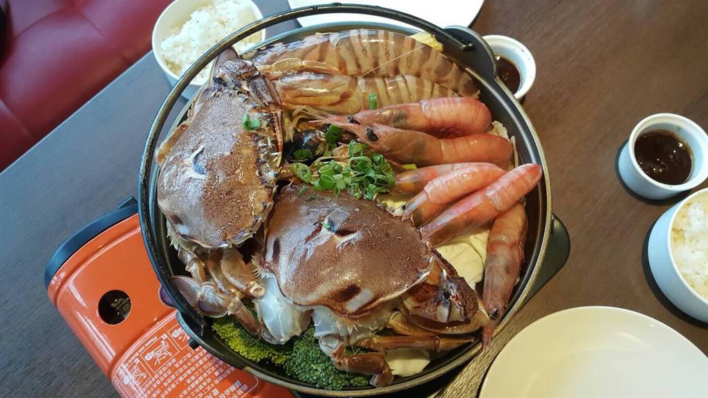 NiceBay尼斯灣海洋景觀餐廳推出的「萬惡漁夫鍋」，擁有黃金蟹、劍蝦、大明蝦等近10種海鮮，滿滿的好料塞滿整個鍋子，讓人直呼「太罪惡！」。（張穎齊攝）