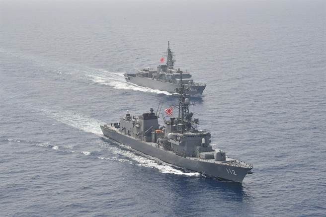日本將以參加明年春在青島舉行的國際閱艦式，重啟日中兩軍中斷7年的軍艦互訪活動，並為習近平訪日營造氣氛。圖為日本海上自衛隊驅逐艦卷波號(前)與訓練艦鹿島號(後）。（圖／日本海上自衛隊）