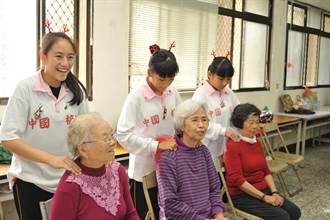 北梅國中學生走入社區　為老人帶來耶誕歌舞與按摩