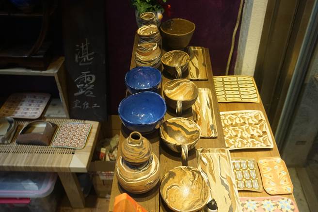 黄歆淳从事手捏陶艺，尤其擅长揉合不同陶土原料，经千度窑烧后创造出多种顏色条纹的釉烧茶杯。（李其桦摄）