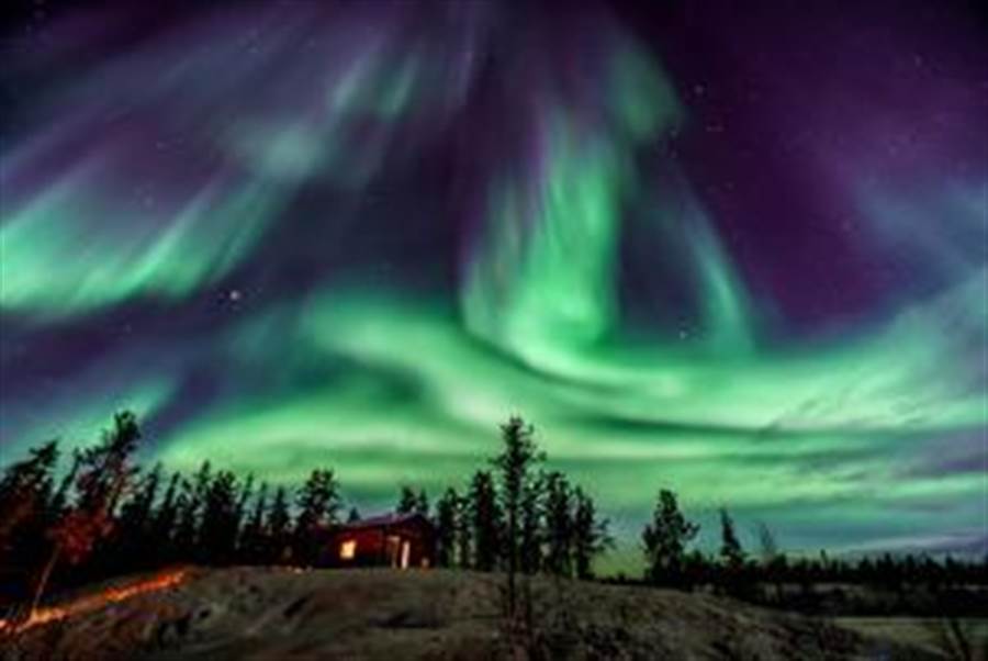 加拿大黃刀鎮一年之中約有250個夜晚有機會欣賞美麗的極光。圖：五福提供