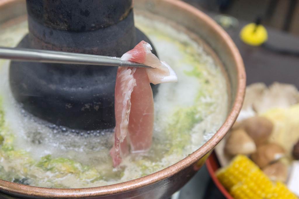「喜字宴」東北酸菜白肉鍋選用黑豬肉搭配。（陳麒全攝）