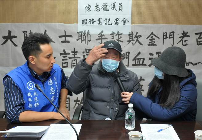 李姓民眾表示，对方只摸了他的头一下，他就迷迷糊糊把钱交出去。（李金生摄）