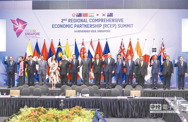 當地時間11月14日下午，大陸國務院總理李克強（左7）在新加坡會展中心出席第二次區域全面經濟夥伴關係協定（RCEP）領導人會議。（中新社）