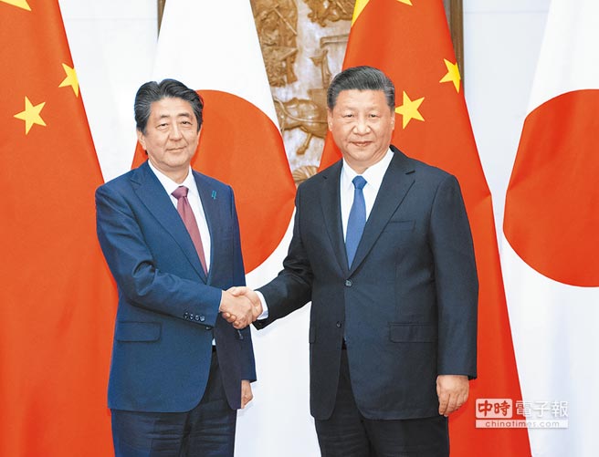 10月26日，大陸國家主席習近平（右）在北京會見日本首相安倍晉三（左）。（新華社）