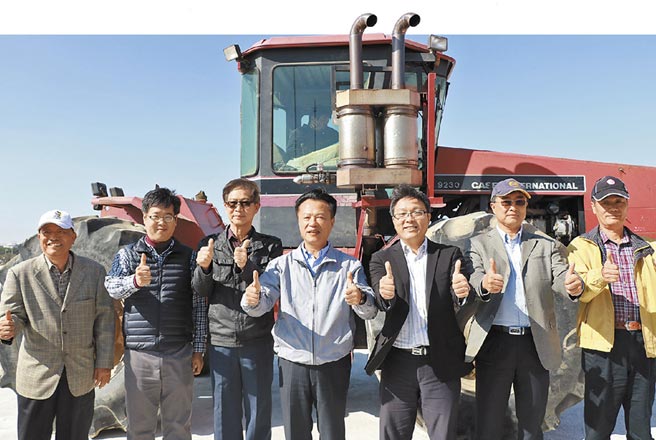 嘉義縣政府和台糖公司共同合作，27日公布全國首創農耕機具加裝濾煙器，背景為加裝濾煙器後的農機。（張亦惠攝）