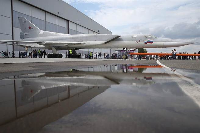 从仓库里储藏数十年的未完工机身进行升级改造的逆火轰炸机，过去一直是让美军极为担心的「航母杀手」。图为日前进行首飞的升级版逆火轰炸机。（图／塔斯社）