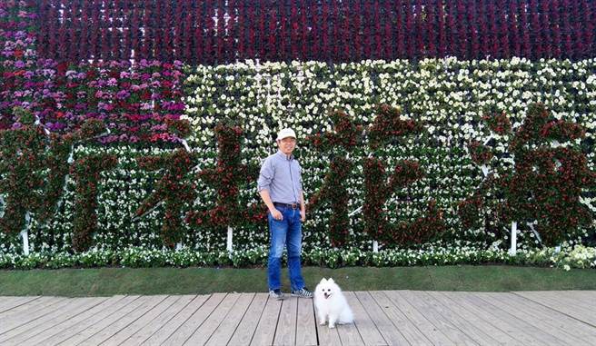 梨山宾馆副总经理林闵政将爱犬「小究桑」当成家人。（卢金足翻摄）