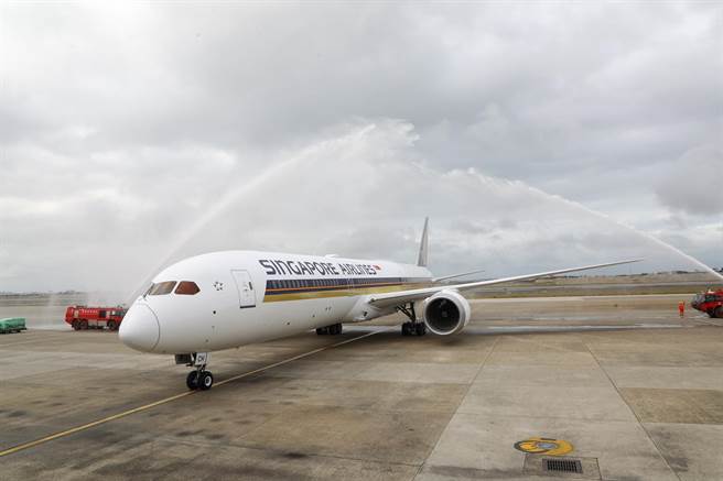 灑水儀式歡迎新航全新787-10抵達台北桃園機場。圖：新航提供