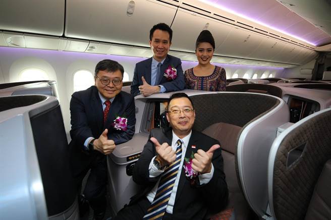 新航北亞區副總裁陳朝固（左）、新航台灣分公司總經理黃文杰（中後）、新加坡駐台北商務辦事處黃偉權代表（前）體驗新航全新787-10商務艙座椅。圖：新航提供
