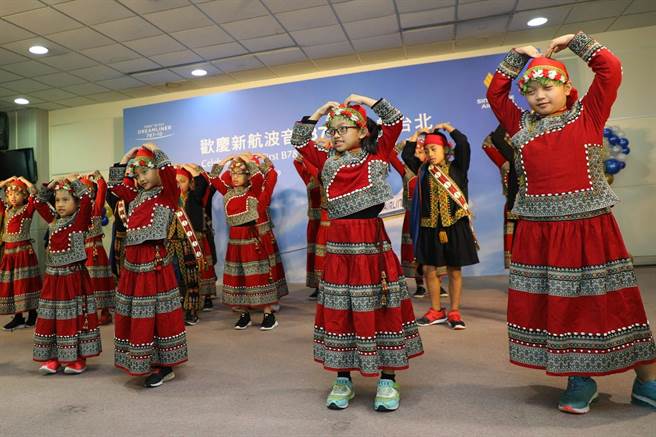 新航特別邀請屏東縣瑪家鄉涼山部落的排灣族小朋友在現場載歌載舞共同祝賀。圖：新航提供