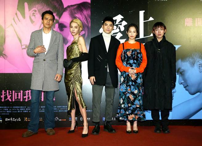 電影演員游大慶（左起）、Kiwebaby、林哲熹、簡嫚書、邱比出席首映。（粘耿豪攝）