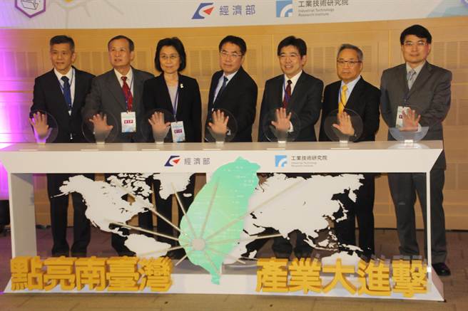 台南市長黃偉哲（左四）參加工研院將技術引進南部發表會，有利南部傳統企業創新發展。（程炳璋攝）
