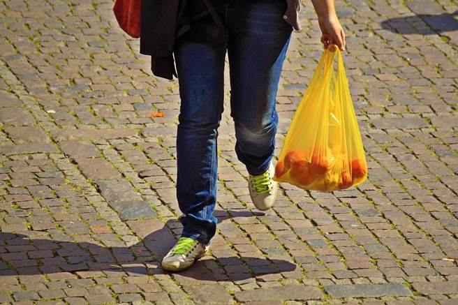 桃園一名9旬翁為了買6顆高麗菜，想多跟攤販要一個塑膠袋不成而引發口角，遭推倒在地後送醫不治。(圖片來源:Pixabay)