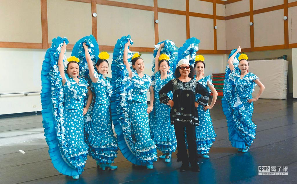 佛拉明哥舞蹈家許金仙女（前排中），特別設計的長尾裙服裝，展現身形線條之美，以及表現藍色湖面與點點星光意象。 （中華民國西班牙舞蹈協會提供）