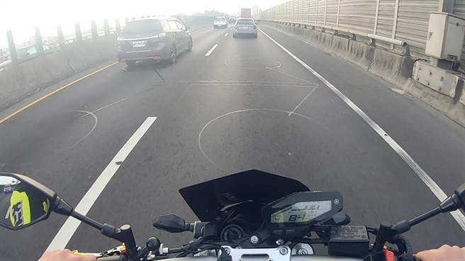 长知识！快速道路现神秘「樱桃图腾」网友神解答（图／翻摄自脸书《爆废公社》）