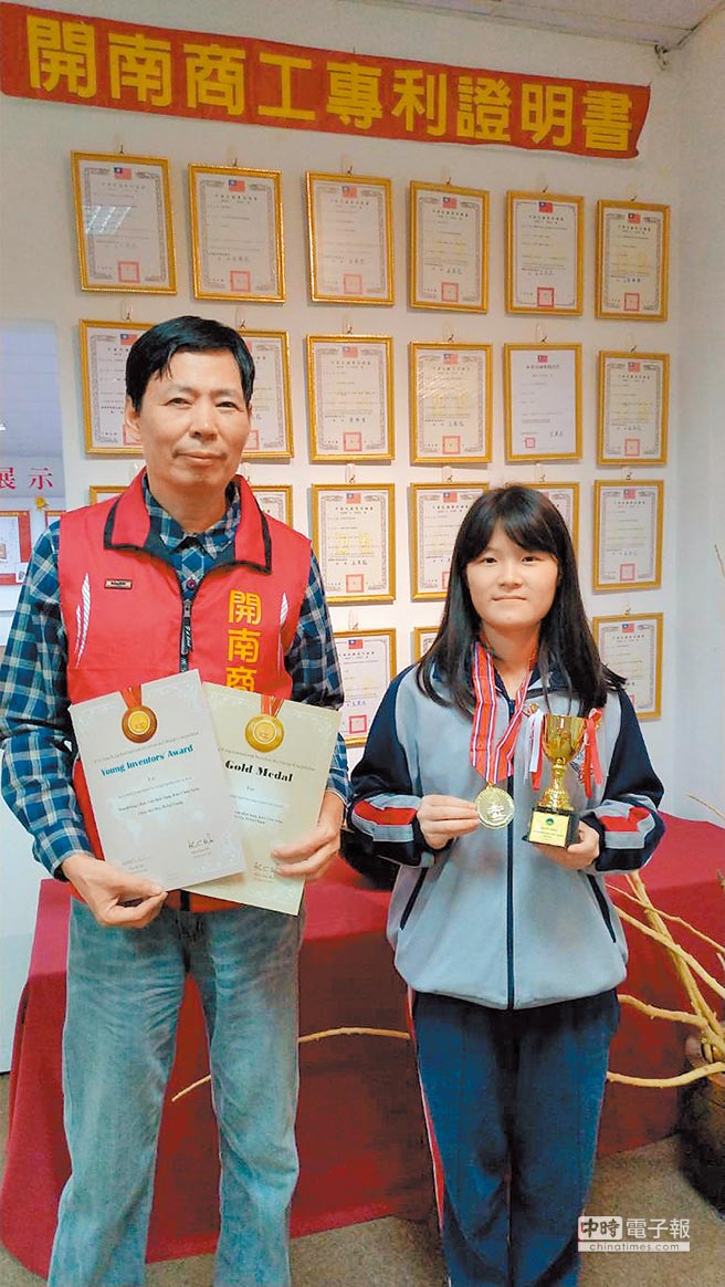 開南商工觀光科吳倩瑋（右）同學以「創新式植物飲料製作系統」為主題參加2018香港國際發明展，一舉拿下金牌與青少年發明家特別獎，更獲泰國國際發明展的免費參展資格。