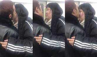 情侶電車內相擁親吻放閃 背後有感人真愛…