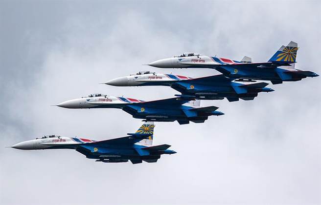 俄罗斯目前空军仍有大量的Su-27战机（如图），近年新增补的战机Su-30与Su-35都属于Su-27的改进型。（图／塔斯社）