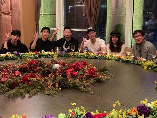 成龙（右起）和王靓蕾、王力宏、王大陆、房祖名、林柏宏齐聚。（取材自王大陆IＧ)