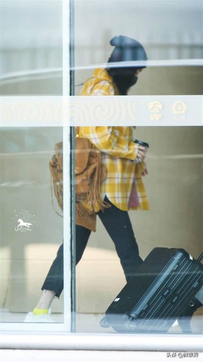 杨幂一路上低着头，看起来心事重重。(取自腾讯娱乐)