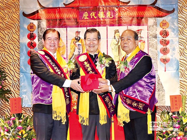 臺灣蕭氏宗親總會第八屆總會長蕭文龍（左）交棒給第九屆新任會長蕭崇湖（右），前副總統蕭萬長宗長（中）親自擔任監交人。圖／臺灣蕭氏宗親總會提供