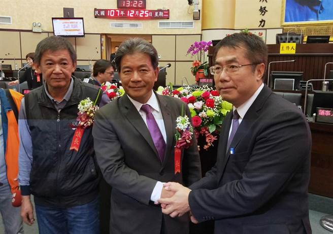台南市议长郭信良（中）透露参选议长的过程曾遭打压。（本报资料照片）
