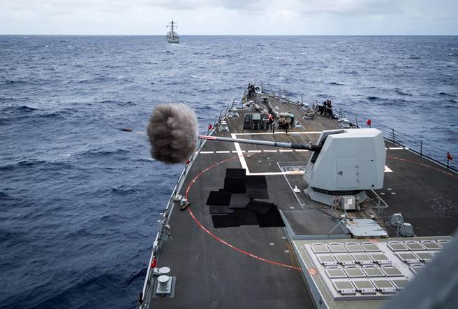 美國海軍杜威號神盾驅逐艦去年8月的環太平洋演習中發射馬克-45型5英吋艦炮。（圖／美國海軍） 