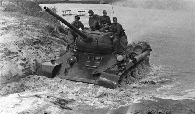 第二次世界大战时苏联军队使用的T-34战车。（图／塔斯社）