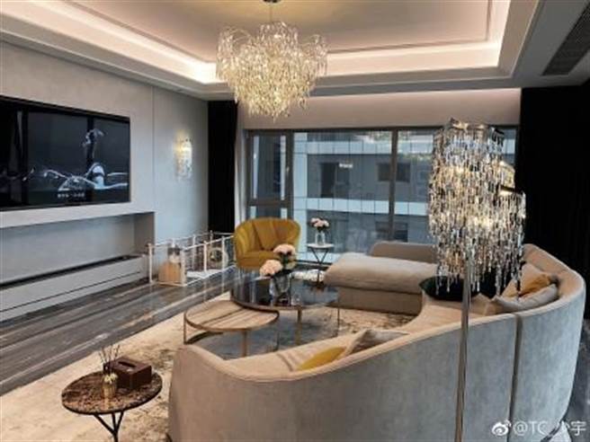 家中设计为简约风格，而家具都用得相当奢华(图翻摄自/微博/TC_少宇)
