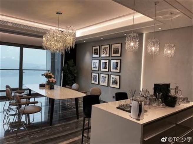 房子内有不少水晶吊灯，而光是一盏灯就要价46万(图翻摄自/微博/TC_少宇)