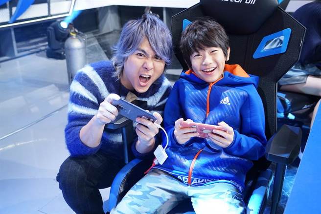 王仁甫帶兒子YAYA上節目挑戰打電玩。（圖片提供：狼谷競技台）