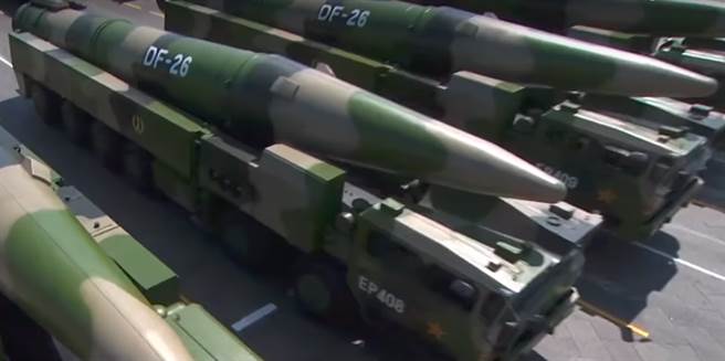 2015年中國大陸抗戰勝利日閱兵上，東風-26中遠程飛彈首度亮相。（央視截圖）