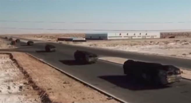 解放軍東風-26飛彈旅這次出動了7輛飛彈發射車。（央視截圖）