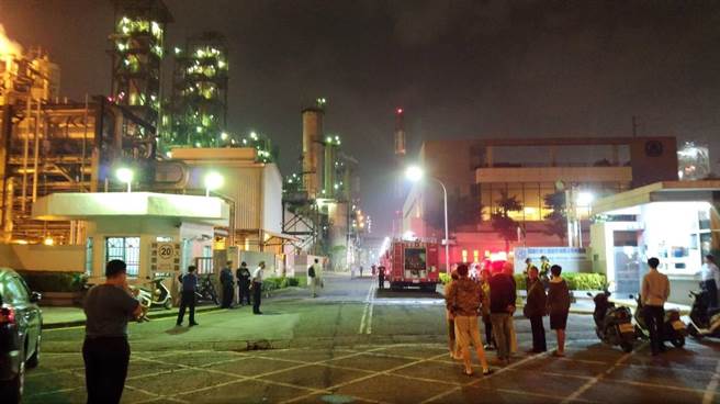 高雄林園信昌化工廠12日晚間起火，附近居民相當擔心，衝往廠區大門口急著了解狀況。（高市議員邱于軒提供）